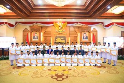 Gelar Malam Apresiasi Paskibraka Jatim, Pj. Gubernur Adhy Puji Pengibaran Sukses Wujudkan Upacara yang Khidmat