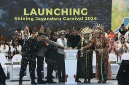 Sandiaga Uno Apresiasi Karnaval Shining Jayandaru Sidoarjo, Sedot Ribuan Pengunjung
