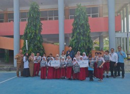 YBM BRILiaN BO Manukan Salurkan Bantuan Paket Pendidikan Pelajar SDN Lidah Kulon Surabaya