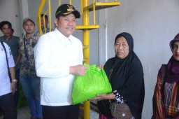 Plt Bupati Sidoarjo Serahkan 500 Paket Sembako kepada Pedagang Terdampak Kebakaran Pasar Krian