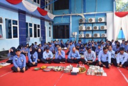 Peringati HUT Ke 79 RI PerumdaTirta Kanjuruhan Gelar Upacara dan Potong Tumpeng