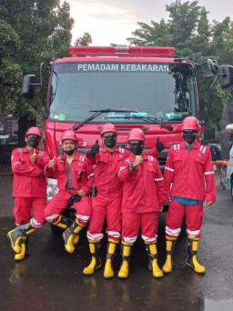 Tim K3 PT PLN NP UP Gresik Bantu Padamkan Si Jago Merah di Desa Pulopancikan