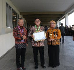 Pj Bupati Bojonegoro Adriyanto Terima Penghargaan UHC Award 2024