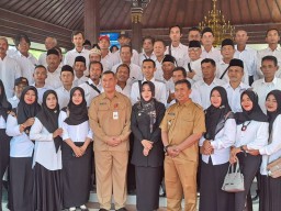 Bupati Mojokerto Kukuhkan dan Serahkan SK Perpanjangan Masa Jabatan BPD se-Kabupaten Mojokerto 