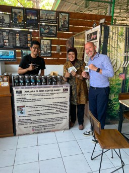 Bule Italia Terkesima dengan Layanan dan Produk Amik Caffe