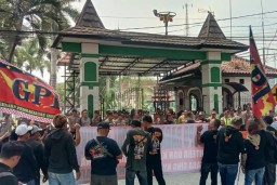Warga Kepung Pendopo Ronggo Hadi Negoro Blitar Tuntut Pengusiran Penghuni Asing