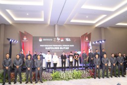 Kapolres Blitar Serahkan Walpri kepada Pasangan Calon Bupati dan Wakil Bupati Blitar