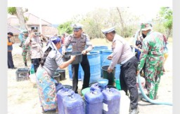 Hari Lalu Lintas Bhayangkara Ke-69, Satlantas Polres Bangkalan Bagikan 10 Tangki Air Bersih