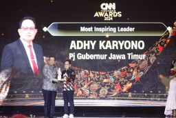 Pj. Gubernur Jatim Borong Tiga Penghargaan CNN Indonesia Award 2024