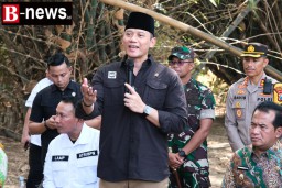 Menteri AHY Serahkan Puluhan Sertifikat Tanah Wakaf, Yayayan hingga Musala Berusia 112 Tahun di Pasuruan