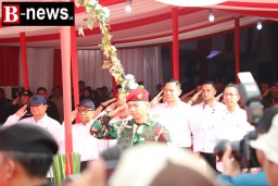 Bersama Presiden RI, Menteri AHY Peroleh Brevet Kehormatan Hiu Kencana dari TNI AL