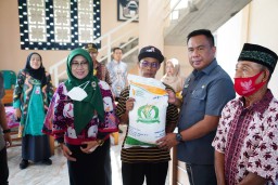 Pjs. Bupati Sidoarjo Salurkan Bantuan Pangan Beras Pada 778 KPM di 3 Desa
