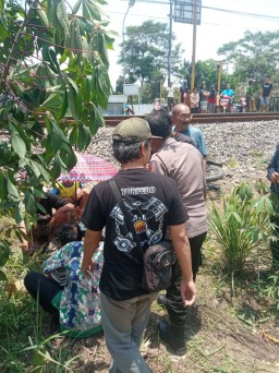 Diduga Kurang Hati-hati Pria Paruh Baya Terserempet Gerbong KA Alami Patah Kaki