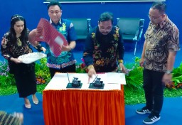 Diskominfo Jatim dan KPID Jatim Gandeng Stikosa AWS Selenggarakan Seminar Jelang Pilkada 2024