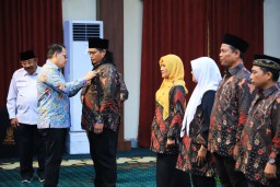 Pj Gubernur Adhy Serahkan Penghargaan dan Lencana Bagi 590 Orang Pendonor Darah Sukarela 75 Kali