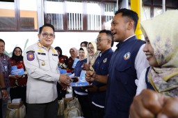 Pj. Gubernur Jatim Salurkan Bantuan Sosial Bagi PPKS Wilayah Kota Malang