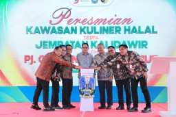 Pj Gubernur Adhy Karyono Meresmikan Kawasan Kuliner Halal di Pasar Sore Tulungagung