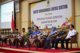 Pjs Bupati Blitar Hadiri Apel Linmas Serentak dan Rakor Lintas Sektoral Persiapan Pilkada 2024
