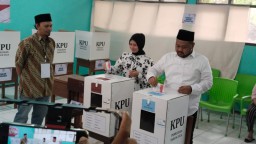 Cabup Gresik Fandi Akhmad Yani dan Istri Nyoblos di TPS 16 Desa Randuagung