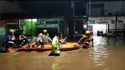 Peduli Sesama, Polres Ponorogo Gercep Bantu Evakuasi Korban Banjir