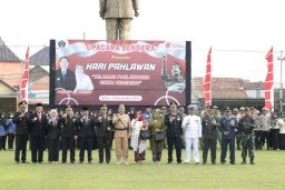 Pimpinan DPRD Kab Blitar Menghadiri Upacara Peringatan Hari Pahlawan di Alun-alun Kanigoro