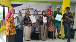 Ibu-ibu Desa Canga'an Ujung Pangkah Dilatih Wirausaha dan Sayang Anak