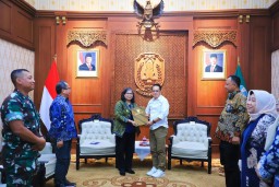 Serahkan Perpanjangan SK Pj. Wali Kota Kediri, Pj. Gubernur Adhy: Bukti Kinerjanya Bagus Berdasarkan Evaluasi