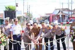 Pjs Bupati Blitar Jumadi Resmikan Pengoperasian Palang Pintu dan Pos Jaga Perlintasan Kereta Api