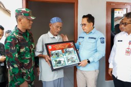 Upaya Entas Kemiskinan, Pj. Gubernur Adhy Serahkan Program Rehabilitasi Rutilahu Warga Tak Mampu di Kediri