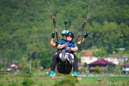Keseruan Pj. Gubernur Jatim dan Pj. Gubernur Lampung Nikmati Wisata Tandem Paralayang di Kota Batu