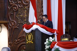 Pj Gubernur Adhy Sampaikan Jawaban Eksekutif Pandangan Umum Fraksi untuk Raperda APBD TA 2025