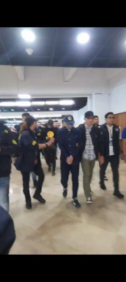Polisi Gelandang Dua Pelaku Kasus Judi Online Libatkan Oknum Komdigi di Bandara Soetta