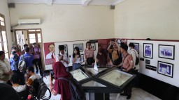 Stikosa AWS dan YKAI Jatim Adakan Pelatihan Video Konten Jurnalistik Sambil Berwisata Sejarah 