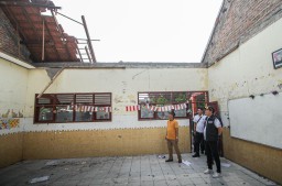 Plt Bupati Sidoarjo Subandi Minta Kelas SDN Tropodo 1 yang Ambruk Segera Diperbaiki
