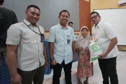 Mas Pj Serahkan Bantuan Pangan Cadangan Beras Pemerintah Kepada 8.630 KPM