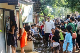 Tinjau Langsung Lokasi Banjir, Mas Pj Dengarkan Keluhan dan Beri Bantuan Warga Terdampak 