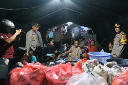 Polres Mojokerto Kota Salurkan Sembako dan Dirikan Dapur Umum Bagi Warga Terdampak Banjir 