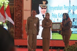 Puluhan Perusahaan hingga Desa Peduli Lingkungan di Kabupaten Mojokerto Terima Penghargaan