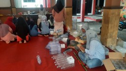 PT PLN NP UP Gresik Gelar Pelatihan Pemanfaatan Limbah Botol Air Menjadi Sapu