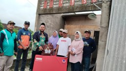 Bupati Gresik Langsung Terjun dan Memberi Bantuan Korban Puting Beliung di Pantura