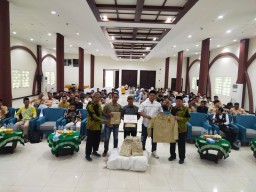Kesra Pemprop Jatim Serahkan Pakaian Kerja Lapangan Buat Pemuda Muhammadiyah