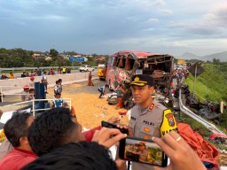 Polisi Bergerak Cepat Evakuasi Korban Kecelakaan Bus di Tol Pandaan - Malang
