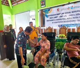 Pemkab Bojonegoro Salurkan Bansos Bagi Lansia dan Penyandang Disabilitas, Sembako hingga Kursi Roda