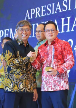 Jatim Raih Penghargaan Daya Saing Daerah Fiskal Tinggi, Pj. Gubernur Adhy: Penyemangat Tingkatkan Kinerja