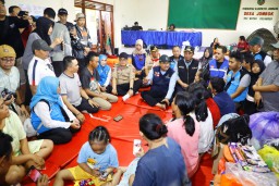 Pj. Gubernur Jatim Dampingi Mensos Tinjau Banjir di Jombang dan Mojokerto, Percepat Penanganan