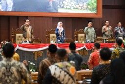 Sampaikan Jawes atas Pandangan Umum Fraksi, Pj. Gubernur Adhy Optimis BPR Jatim Perluas Layanan Usaha