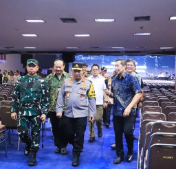 Pj. Gubernur Jatim Bersama Kapolri dan Panglima TNI Tinjau Persiapan Natal 2024 di Gereja Bethany Surabaya