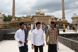 Pj Bupati Adriyanto Sholat Jum'at Perdana di Masjid Wisata Religi