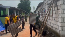 Sinergitas, Polisi dan TNI Bantu Perbaiki Rumah Terdampak Ledakan di Puri Mojokerto