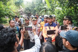 Polres Jombang Bersama TNI, Bantu Pencarian Korban Tanah Longsor di Wonosalam